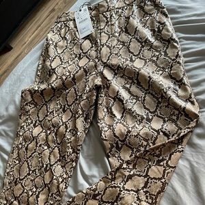 Straight leg pleather snake print pants! New 🥰